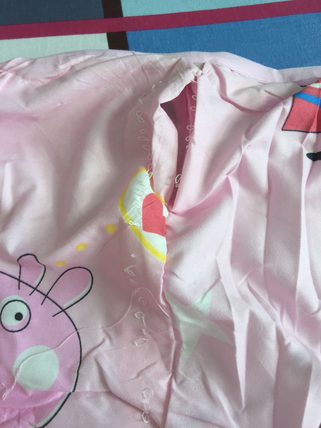 Không hiểu sao cái chăn như vậy( vừa sút chỉ, đường may thì ẩu tả) mà shop nỡ lòng giao cho khách. Với giá đã sale r 99 so với chất liệu và sản phẩm còn quá mắc huống gì giá 300k chưa sale. Làm ăn ko có tâm thì ko bền được lâu đâu. Nghĩ mua Tiki hàng cũng Ok nhưng giờ thì Quá thất vọng. Không hiểu sao cái chăn như vậy( vừa sút chỉ, đường may thì ẩu tả) mà shop nỡ lòng giao cho khách. Với giá đã sale r 99 so với chất liệu và sản phẩm còn quá mắc huống gì giá 300k chưa sale. Làm ăn ko có tâm thì ko bền được lâu đâu. Nghĩ mua Tiki hàng cũng Ok nhưng giờ thì Quá thất vọng.