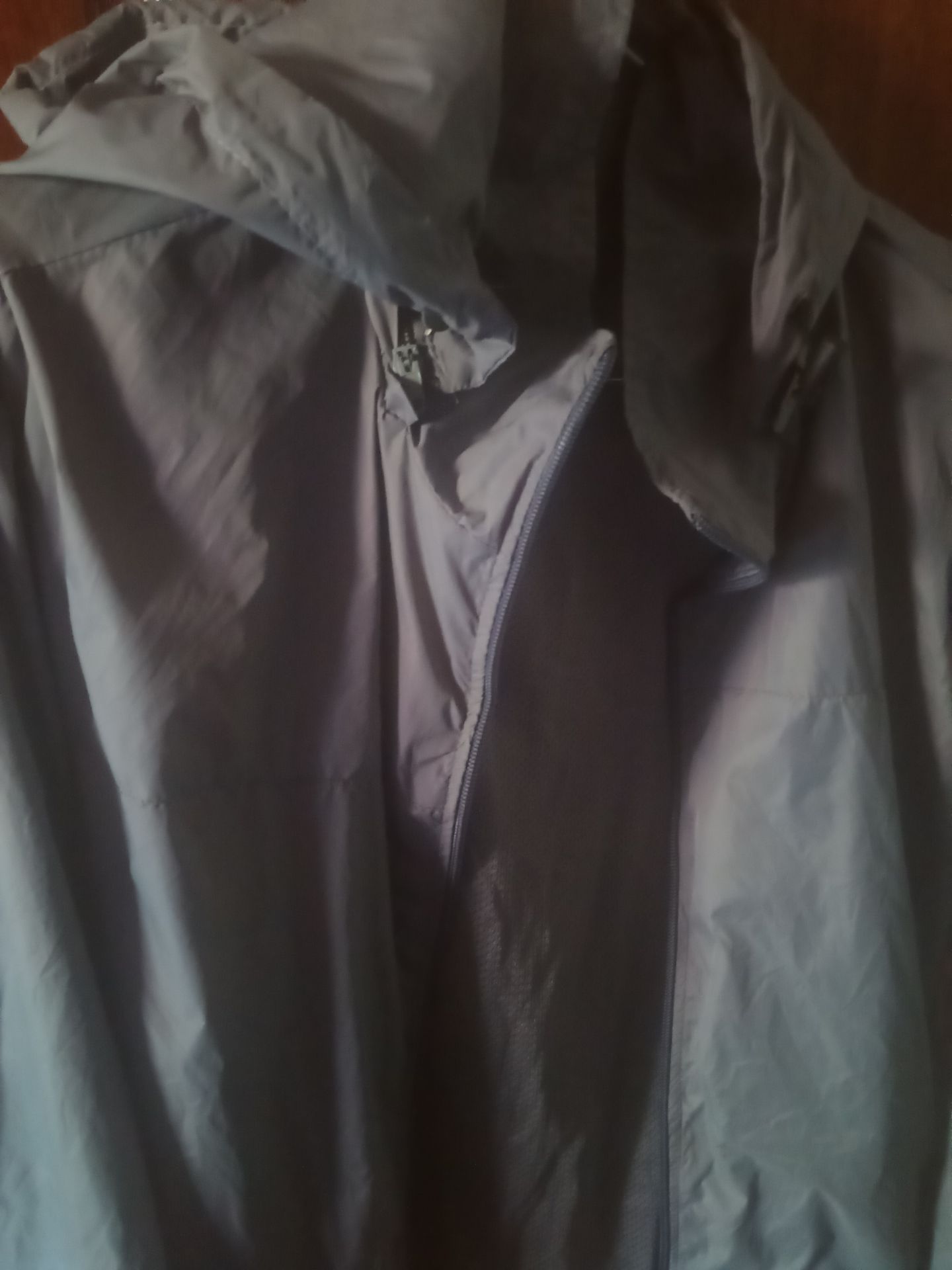 shop giao hàng nhanh, chất lượng áo khá tốt, tuy nhiên một vài chỗ đường may khá ẩu, còn bị rách nữa