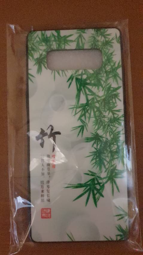 Ốp lưng như hình. Đây là loại nhựa cứng, viền cao su. Mặt lưng in đẹp sắc nét.