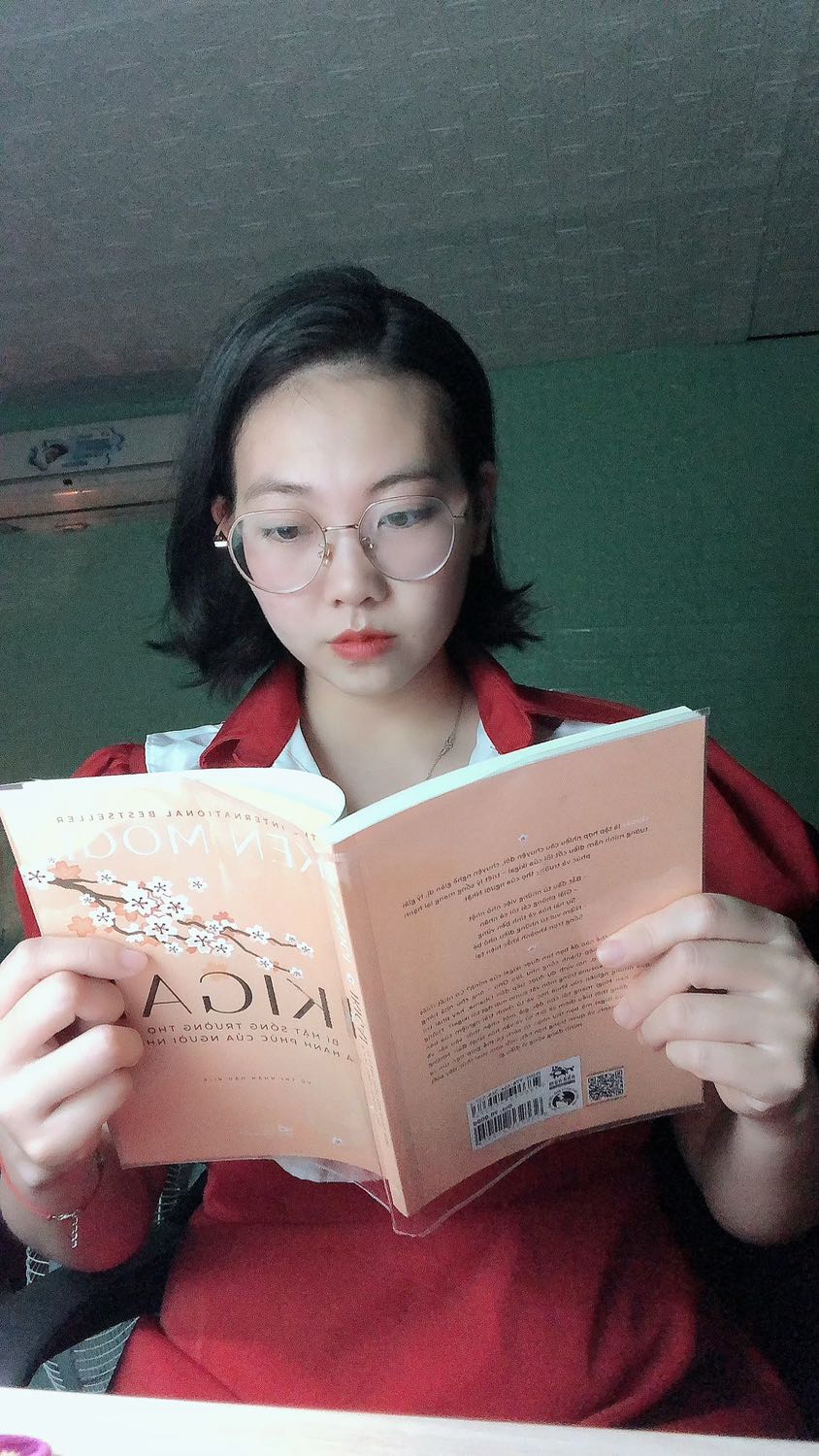 Mới đọc đc tầm chục trang đầu nhưng mình cảm thấy có vẻ thấm đc quyển này á. 
Quyển sách đc dịch ra là lý do sống. Chà nghe tên sách là thấy ý nghĩa rồi đó
Mình thích mua sách tiki vì đc bọc luôn vừa vặn với quyển sách, giao hàng nhanh, sách giao tới đẹp, k lỗi lầm. Cám ơn tiki, cám ơn anh shipper rất nhiều nè