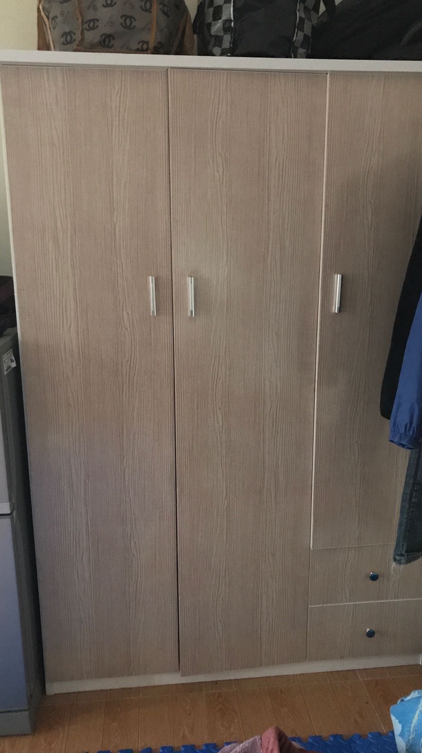 Tủ màu sắc đẹp. Phần khung và bản lề làm khá chắc chắn. Trên nóc còn để được ít đồ nặng. Ngăn kéo nhẹ nhàng, kéo và đóng mở tủ êm, không có tiếng động khó chịu. 
Tủ nhựa mới nên có chút mùi. Dùng vài hôm mới hết. 
Kích thước tủ to nên không vận chuyển dc lên trên tầng. Phải tháo từng bộ phận ra vận chuyển lên mới lắp lại. Mình đã hỏi nhưng chỉ có loại lắp sẵn. Không có lắp tại chỗ. 
Quá trình tháo lắp lại cũng nhanh và vẫn chắc chắn, Không móp méo gì. Vận chuyển nhanh chóng trong ngày luôn. 
Điểm trừ là Phần độ sâu của tủ, 1 số loại quần áo mua đông của mình to và dày nếu treo móc khi đóng cánh tủ phải xoay nghiêng     mới đóng dc cửa. Và khó khép kín. Quần áo mỏng thì ok.