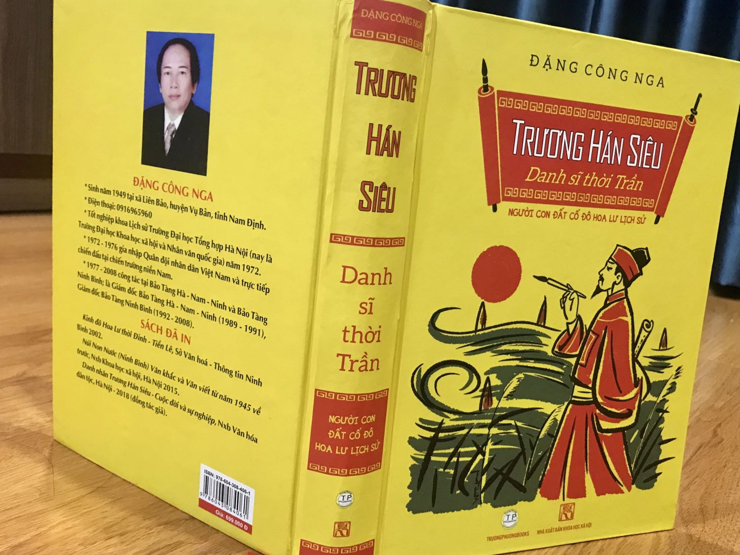 Sách đẹp, khổ khá to và dày vì rất nhiều tư liệu. Mình xem qua cuốn này có rất nhiều nguồn tài liệu được tác giả cất công sưu tầm. Rất nhiều hình ảnh quý giá. Đặt sách mà mong, cầm trên tay sợ giao hàng làm hỏng sách nhưng may mắn sách vẫn đẹp không hề hấn gì luôn ^^ may bởi vì mình ở Hà Nội trực tiếp MaiHa mang cho Tiki. Còn ngoại tỉnh mà giao thì mình ko đảm bảo sách nguyên vẹn.