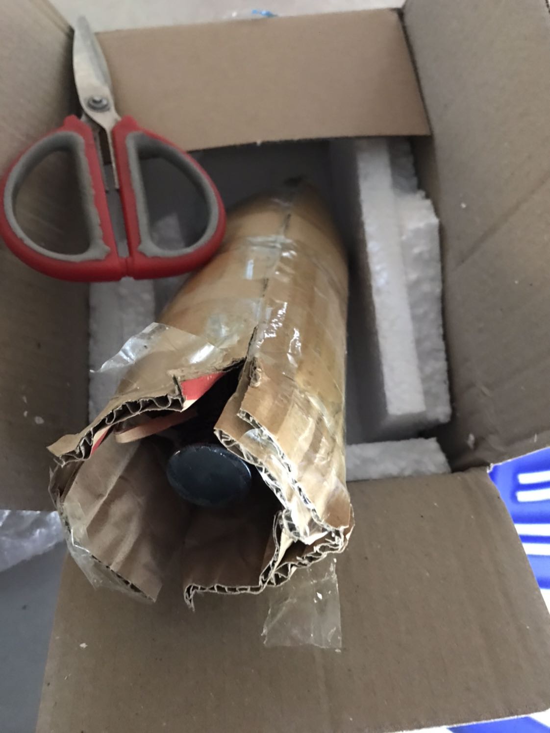 Mình mua 169k của shop May organic, mình rất hài lòng về cách đóng gói và hạn dùng còn dài, một phần do bản thân sản phẩm có hsd đến 5 năm. Thông tin nhập khẩu rõ ràng, nhà sản xuất đã niêm phong phía trong và ngoài nắp nên hạn chế rò rỉ sản phẩm. Về mùi thì cũng không quá kinh khủng như một số bạn miêu tả, nó là mùi đặc trưng của giấm lên men chưa qua tinh chế, giống loại giấm ở nhà tự nuôi lên men bằng rượu và chuối xiêm.