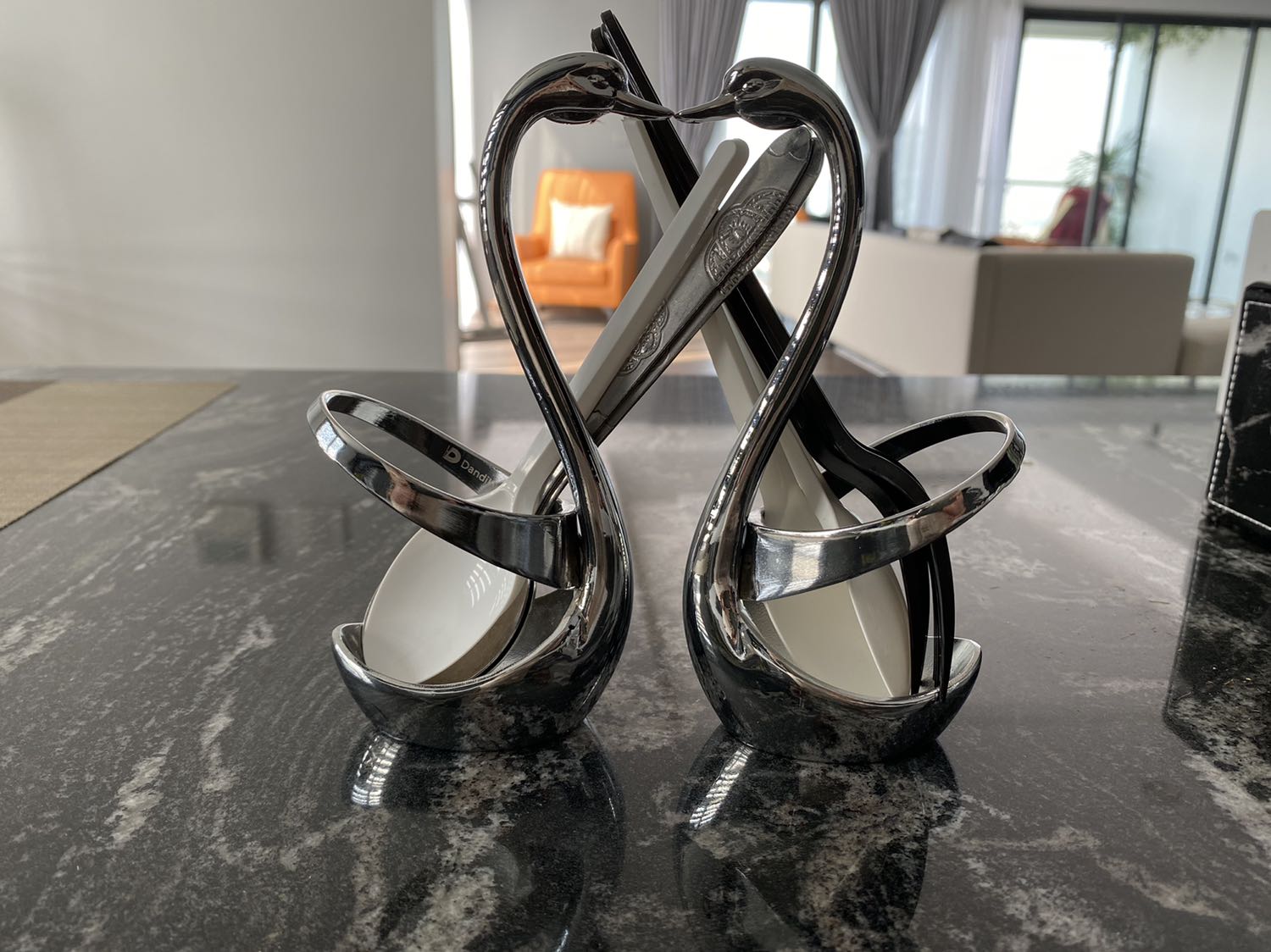 Giỏ thiên nga rất đẹp, làm sáng và gọn cả bàn bếp.
Mình dùng để dĩa, thìa cafe. Để tạm mấy thìa để review cho shop luôn vì hài lòng quá.