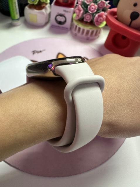 Giao nhanh. Một cuộc thay đổi mẫu mã vô cùng đáng khen của xiaomi.Mẫu band 8 này rất đáng mua.