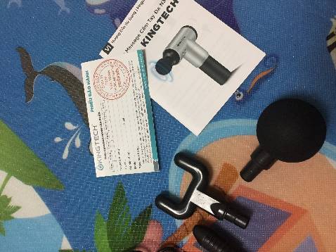 Đúng y như trên ảnh luôn. Lúc mình chọn mua có xem ảnh trên review thấy sản phẩm tương tự nhưng hộp thì mới và đẹp hơn nhiều. Máy dùng thì siêu đã có mấy cái đầu nhọn nhọn đấm nhột ghê mà thoái mái, dùng liên tục khoảng 1 tiếng chưa thấy hết pin. Nói chung là chất lượng hơn mức mình mong đợi