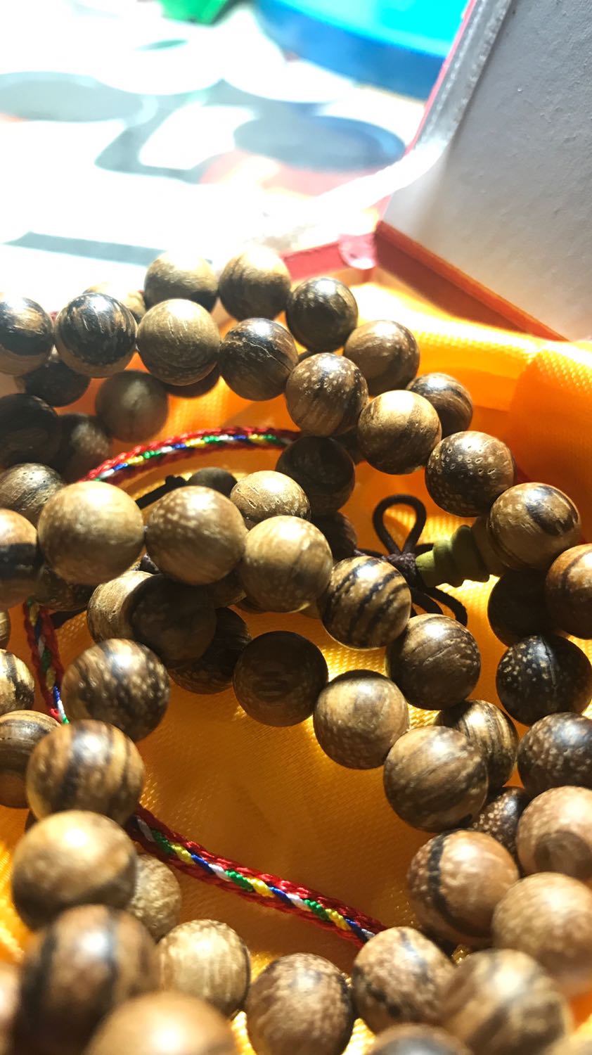 Vòng thật sự đẹp và có mùi gỗ trầm thơm dễ chịu vô cùng :3 còn được tặng thêm 1 vòng chỉ may mắn và chun buộc tóc xinh yêu, thích shop quá điiii