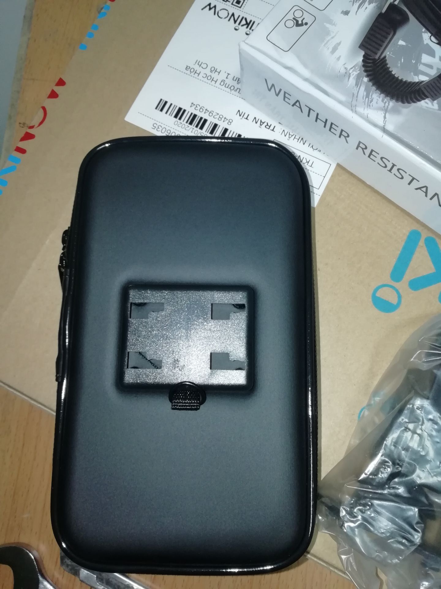 Tiki giao hàng nhanh 2h, sản phẩm mới tốt, đẹp, khớp nối giữa bao và khung không chặt nên phải dán keo để tránh bung.