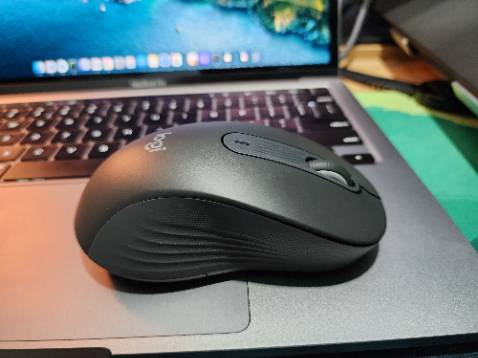 Bảng size ko chính xác. Tay mình đo =3 thẻ ATM nhưng size L vẫn hơi to. Cảm giác phải với ngón tay khi lăn chuột. Về chức năng thì oke. Ai cần mình pass lại !!!