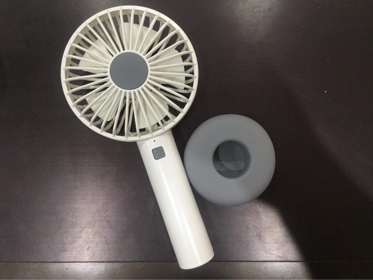 - Quạt mát, có 3 chế độ gió. Đặc biệt còn có đèn LED trông rất đẹp mắt khi sử dụng. 
- Quạt sạc pin nên thời gian sử dụng dài. 
- Có chân đế đi kèm nên để quạt ở mọi bề mặt không lo bị đổ
- Shop tư vấn nhiệt tình và đóng hàng đẹp mắt