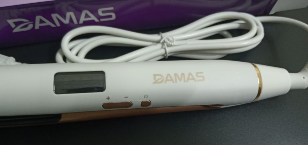 Ấn tượng đầu tiên khi mở máy là được cái chất liệu thân máy khi sờ vào và màu trông rất là sang luôn ý. Cắm điện vào dùng thử thì vừa bật đã thấy lên nhiệt nóng ran rồi, lên nhiệt cực kỳ nhanh luôn. Máy không bị dứt tóc nhiệt đều nên duỗi tóc mượt đét luôn. Nói chung sp rất là ok luôn shop ạ👍👍👍