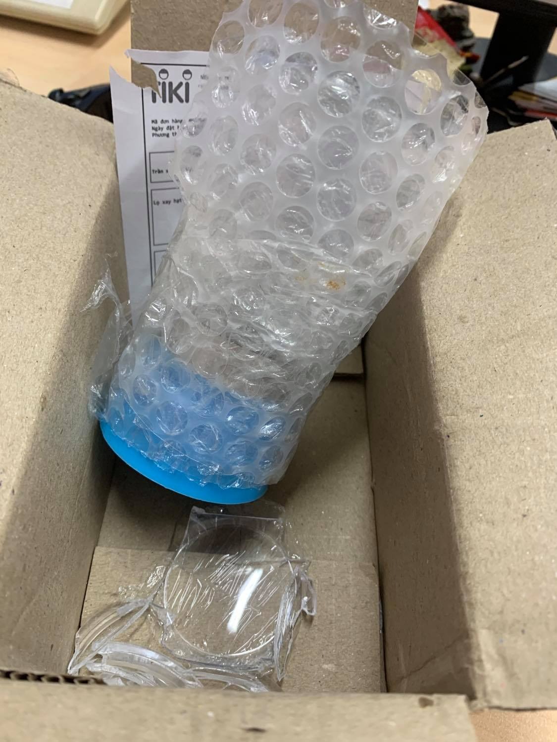 Hàng đễ vỡ thì nên ghi rõ để vận chuyển họ biết cách vận chuyển chứ giao hàng bể như này sao dùng được