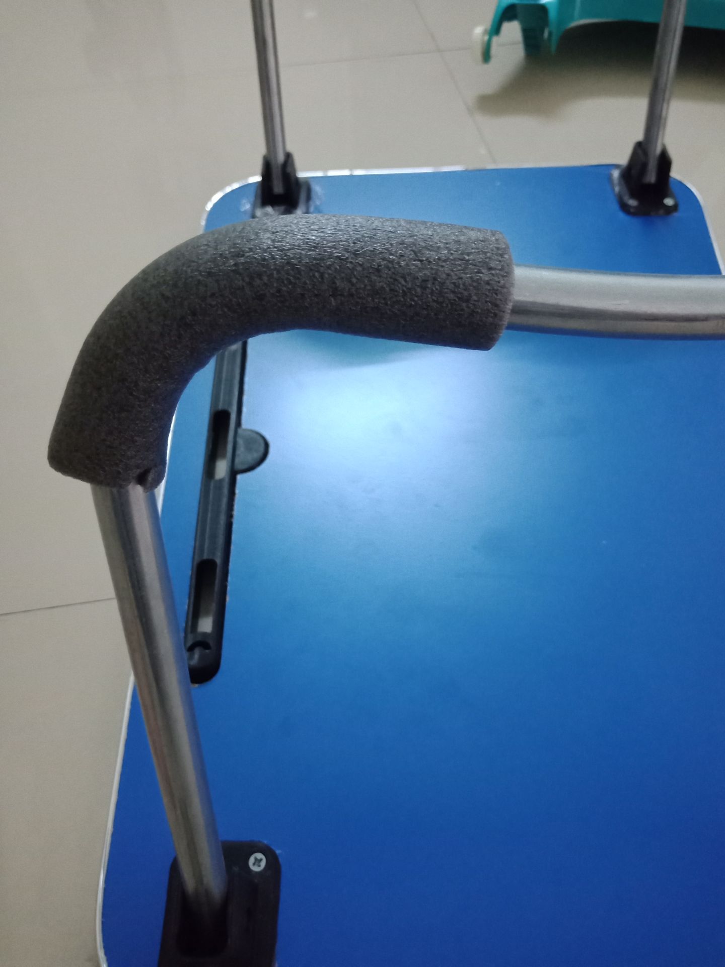 bàn 3* thêm 1* nhờ tiki giao hàng nhanh,  nhân viên tốt. 
theo ý kiến cá nhân, nếu ít dùng thì mua cũng được nhưng nếu dùng thường xuyên thì ko nên mua. 
khớp nối chân bằng nhựa. 
đệm chân bằng xốp. 
phần hõm của bàn ko gia cố. 
với giá hơn 80k thì cũng không rẻ.