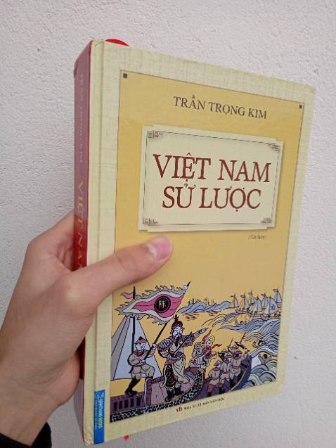 Sách rất ổn và mình có chút nhận xét sau:
Về hình thức: 
+ Sách khổ lớn hơn mình nghĩ, chắc chắn, cầm rất chắc tay nhưng do vận chuyển nên 4 góc bìa ít nhiều không còn lành lặn, mình nghĩ tiki nên cải thiện công đoạn gói hàng. 
+ Bìa sách cũng khá ổn trên bìa có chữ Nguyên (元) (giặc Nguyên) và Trần (陈) (quân nhà Trần) nhưng 陈 là chữ Hán hiện đại, với thời nhà trần mình nghĩ nên dùng chữ Trần (陳) thời đó. Về nội dung: 
+ Phải nói là phần mục lục và phụ lục rất chi tiết. 
+ Mình đã đọc được kha khá nội dung trong này, phải nói Trần Trọng Kim đã viết một tác phẩm rất tuyệt vời, khơi gợi lòng tự hào dân tộc đặc biệt ở thời Lý, Trần. 
+ Tuy nhiên do thời đại ông viết cuốn sách này (đầu thế kỉ 20) Pháp đô hộ nước ta, Pháp quản lí luôn cả việc xuất bản sách nên trong phần nhà Nguyễn, tác giả rất ít đưa những điều tàn nhẫn của thực dân Pháp vào, thay vì dùng từ "đô hộ" tác giả thay bằng "bảo hộ" (dù ai cũng biết lúc này nhà Nguyễn chỉ là con rối của Pháp) và những cuộc cách mạng trong nước nổi lên tác giả dùng từ "làm loạn" và coi nhẹ nó đặc biệt của Tôn Thất Thuyết. + Về nội dung mình nghĩ ngoài phần nhà Nguyễn thì những phần còn lại đều rất tuyệt. 
Tóm lại với giá tiền hơn 100k mình nghĩ đây vẫn là một sản phẩm rất tuyệt vời cho những người yêu sử.