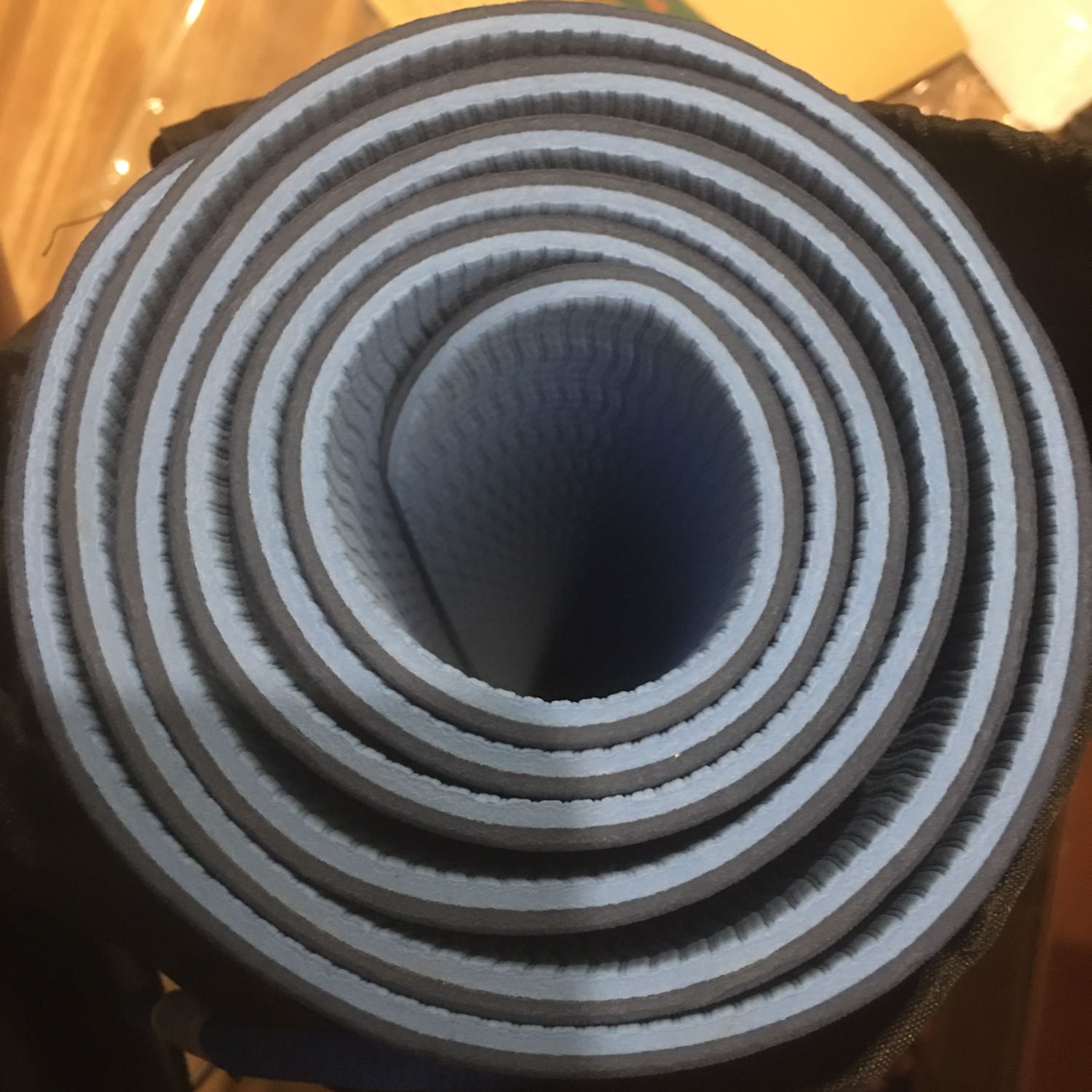 Hàng nhận về bị lỗi lõm 1 lỗ ở chính giữa đoạn đầu thảm. Mình đặt loại 6mm, nhưng thảm chỉ được tối đa 5mm. Mặc dù in sắc nét trông cũng ổn, đàn hồi tốt, êm, bám dính ổn, có đủ túi và dây, giao hàng nhanh. Nhưng 1 là bị lỗi do shop k kiểm tra hàng kỹ trước khi giao, 2 là độ dày chưa đc chuẩn lắm. Liên hệ *** shop để đổi mà chưa đc rep. Nếu đổi đc thì còn đc, k thì sẽ k hài lòng.