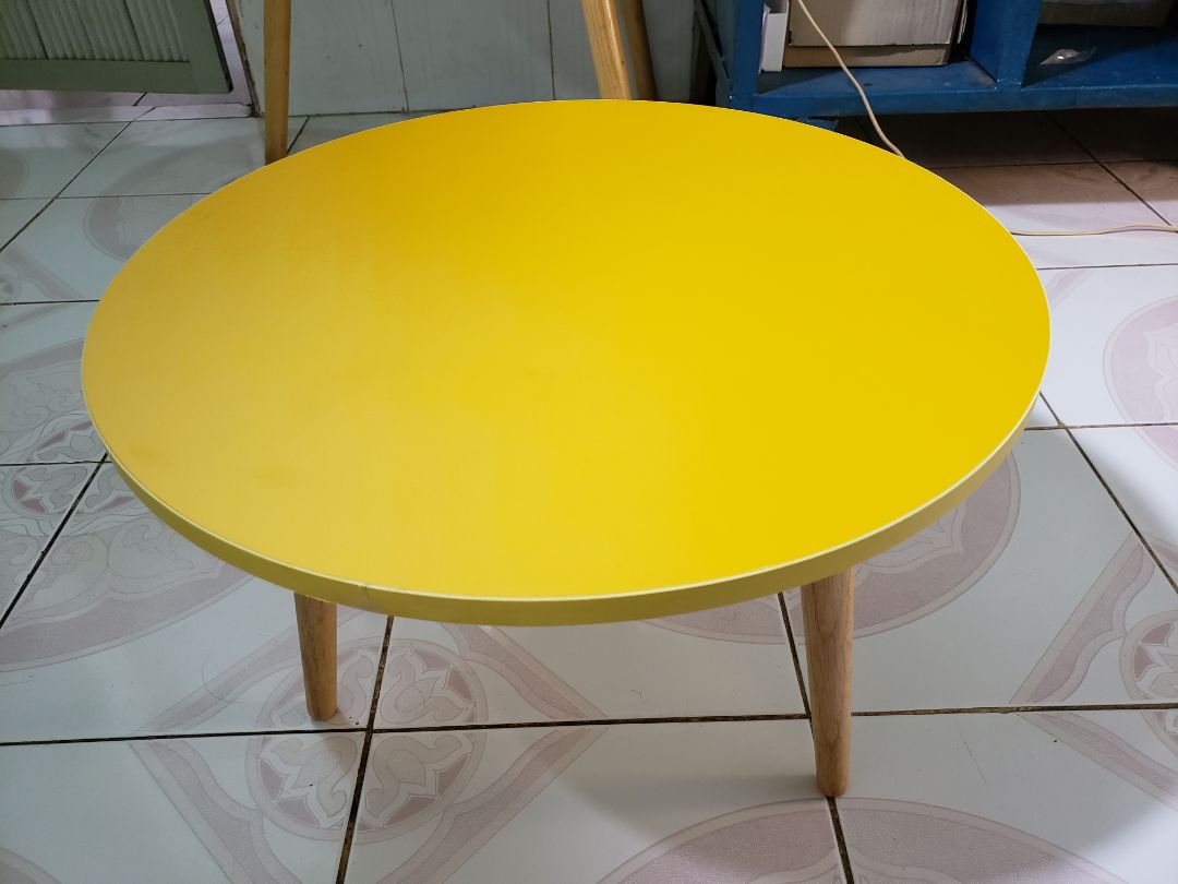 Bàn dễ tháo lắp, có vặn vít hơi lâu, giao hàng nhanh tuy nhiên không có bọc chống sốc, shop nên có chống sốc sẽ hay hơn.Bàn đẹp, chân hơi yếu tuy nhiên mình chỉ để đồ nhẹ thì ok.