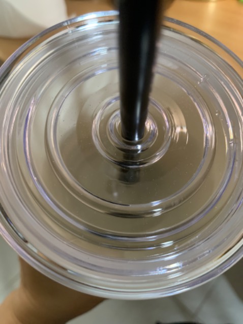 ly giữ nhiệt khá tệ, tầm 2-3h là đá đã tan hết, nước nguội như nhiệt độ thường. Các phiên bản cũ giữ nhiệt tốt hơn hẳn, tệ cũng được 5h giữ lạnh. Thất vọng vì chất lượng sản phẩm.