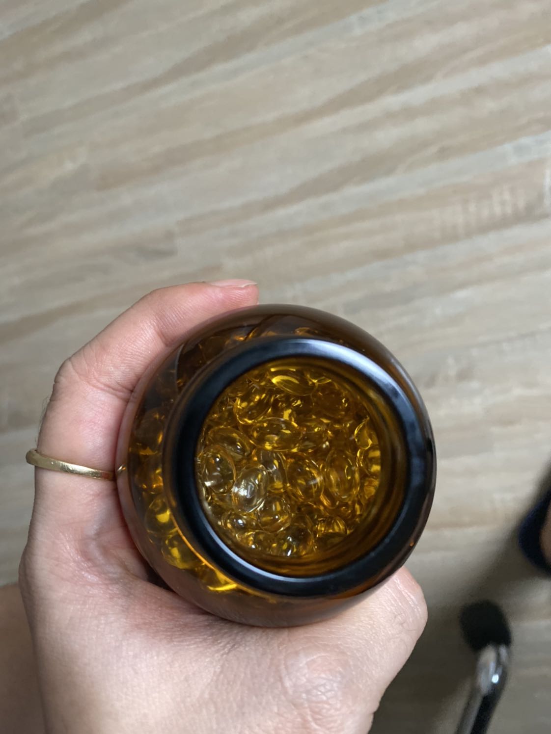 Hộp k có seal, seal hời hợt, nắp mở hộp k có tấm chắn gì luôn. Thuốc vón cục dính cứng ở thành lọ. :) uống vào khéo chết. Giao cực nhanh, chắc bán hàng chộp giật lắm. Report tiki để trả lại.