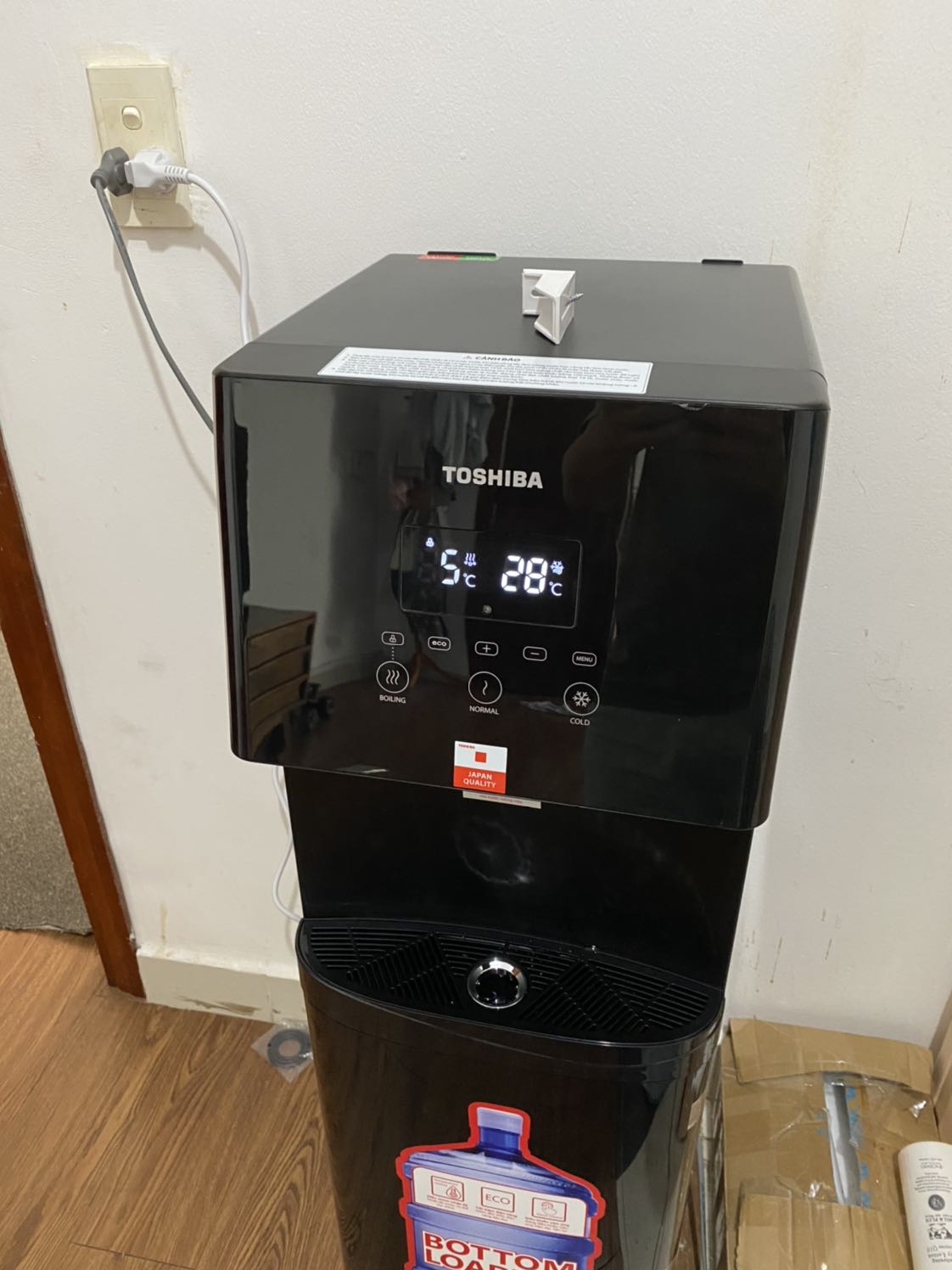 Hình thức đẹp, tiện dụng và không ồn như các bác phản hồi thậm chí rất êm, tiếng ồn phát ra từ cục hút nước chứ ko phải từ block và thời gian cũng rất ngắn. Mình dùng qua midea và alaska phải nói là như máy cày, tiếng ông phát ra từ block và chỉ hết sau khi làm lạnh.

Nhược điểm là tiếng kêu tít tít bị rè, các nút phản hồi chậm, nút mở khoá hơi chập cheng phải giữ khá lâu khoảng 5 giây.