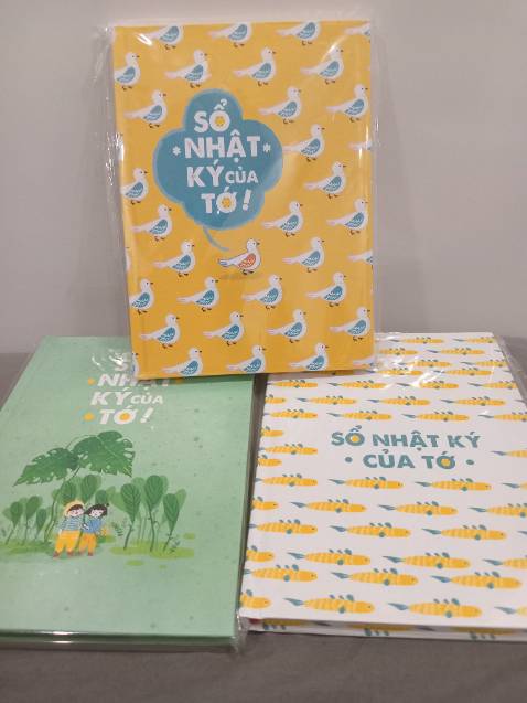 Thiết kế dễ thương, hình ảnh nhẹ nhàng. Bìa sổ cứng cáp, ruột giấy thẳng thớm phẳng phiu, hơi mỏng, phù hợp viết bút bi bình thường. Độ dày sổ mỏng hơn mình nghĩ. Màu sắc in ấn không quá sặc sỡ nên chưa thật sự ấn tượng. Tạm ổn. 4,5 sao.