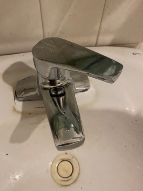 Hàng đẹp, giao nhanh. Tưởng có mỗi vòi mà đầy đủ si phông và cả 2 ống mềm nữa. Shop rất chu đáo kèm thêm cả cuộn băng tan. Tuyệt