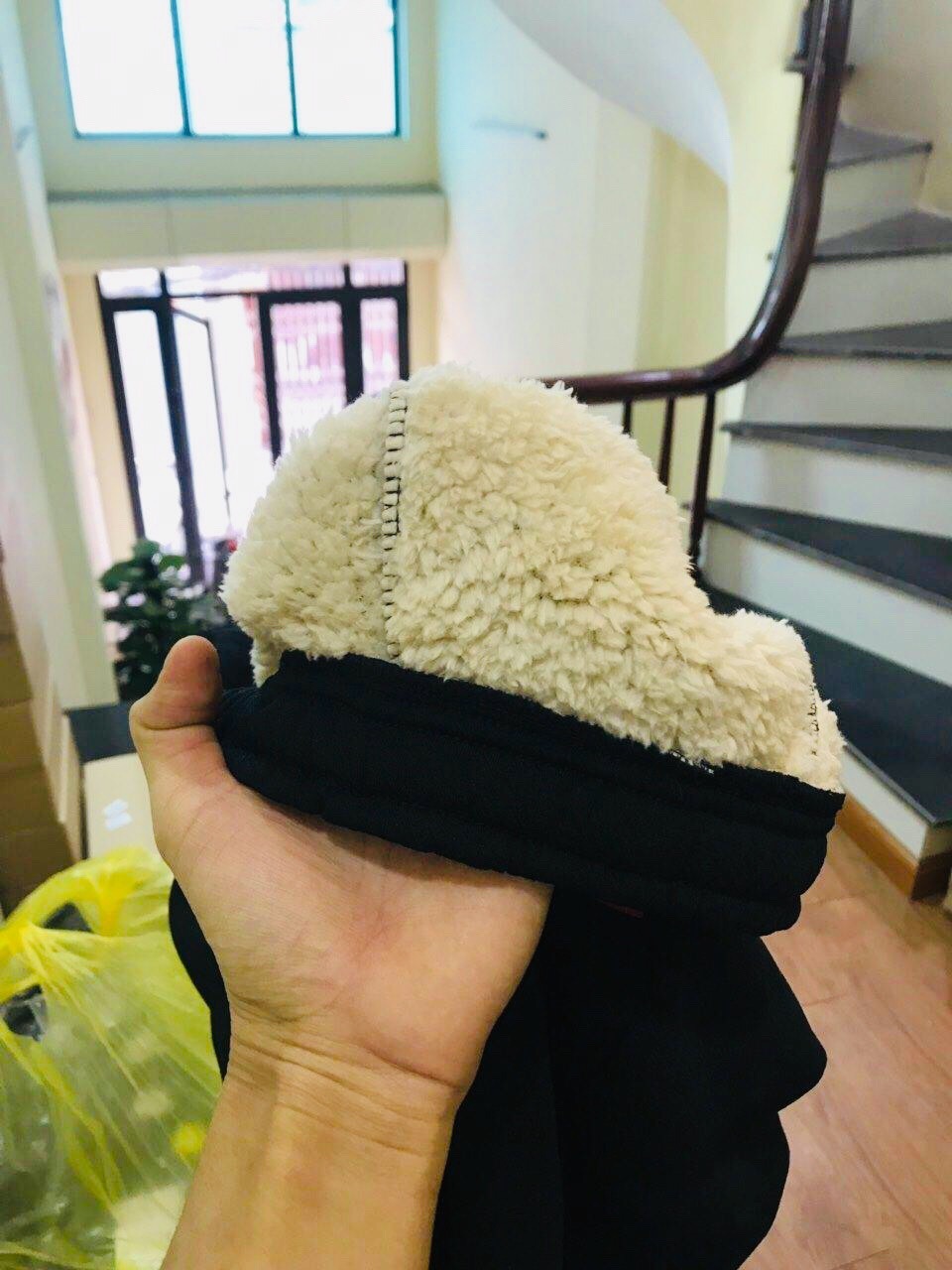 Mời đặt sáng chiều có luôn rồi trời, nhanh quá hà.
Em đặt mới mặc có 1 bữa mà tụi bạn đòi mua lại hết trơn à. 
Chất vải không nhão mà lại co giãn 4 chiều
Mặc êm ái bên trong lắm, lông giặt ko rụng mà lại nhanh khô ko hà
Đứng lên ngồi xuống đều thoải mái
Dạng bo chun trẻ trung nên mặc áo phông tốt. 
Chạy xe ngoài đường ko bị lạnh. Em hay làm đêm muộn nên có cái này ấm hen!! Mời đặt sáng chiều có luôn rồi trời, nhanh quá hà.
Em đặt mới mặc có 1 bữa mà tụi bạn đòi mua lại hết trơn à. 
Chất vải không nhão mà lại co giãn 4 chiều
Mặc êm ái bên trong lắm, lông giặt ko rụng mà lại nhanh khô ko hà
Đứng lên ngồi xuống đều thoải mái
Dạng bo chun trẻ trung nên mặc áo phông tốt. 
Chạy xe ngoài đường ko bị lạnh. Em hay làm đêm muộn nên có cái này ấm hen!!