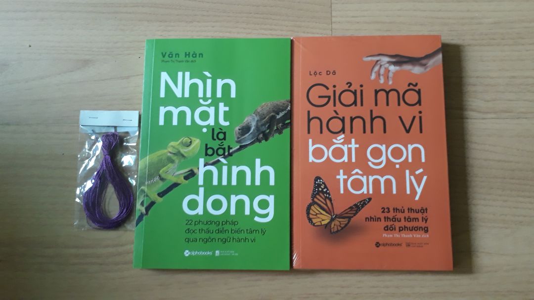 Giao hàng nhanh, sách ko bị lỗi, có lẻ do là quyển cuối nên màn co bị bóc rồi
