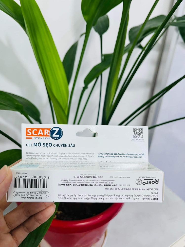 Hàng giao nhanh cực kì nha. Một tuýp kem be bé thôi cơ mà cũng đóng gói trong cái hộp carton đàng hoàng luôn. Mình thì bị sẹo do văng dầu chiên, giờ phỏng thì hết rồi mà có cái cái sẹo, da cũng bị thâm chỗ phỏng nũa. Mới bôi được 1 2 lần gì à thì thấy kem mịn, mướt, cũng thơm nữa. Mong là hết một hộp này là da đẹp lại ^^