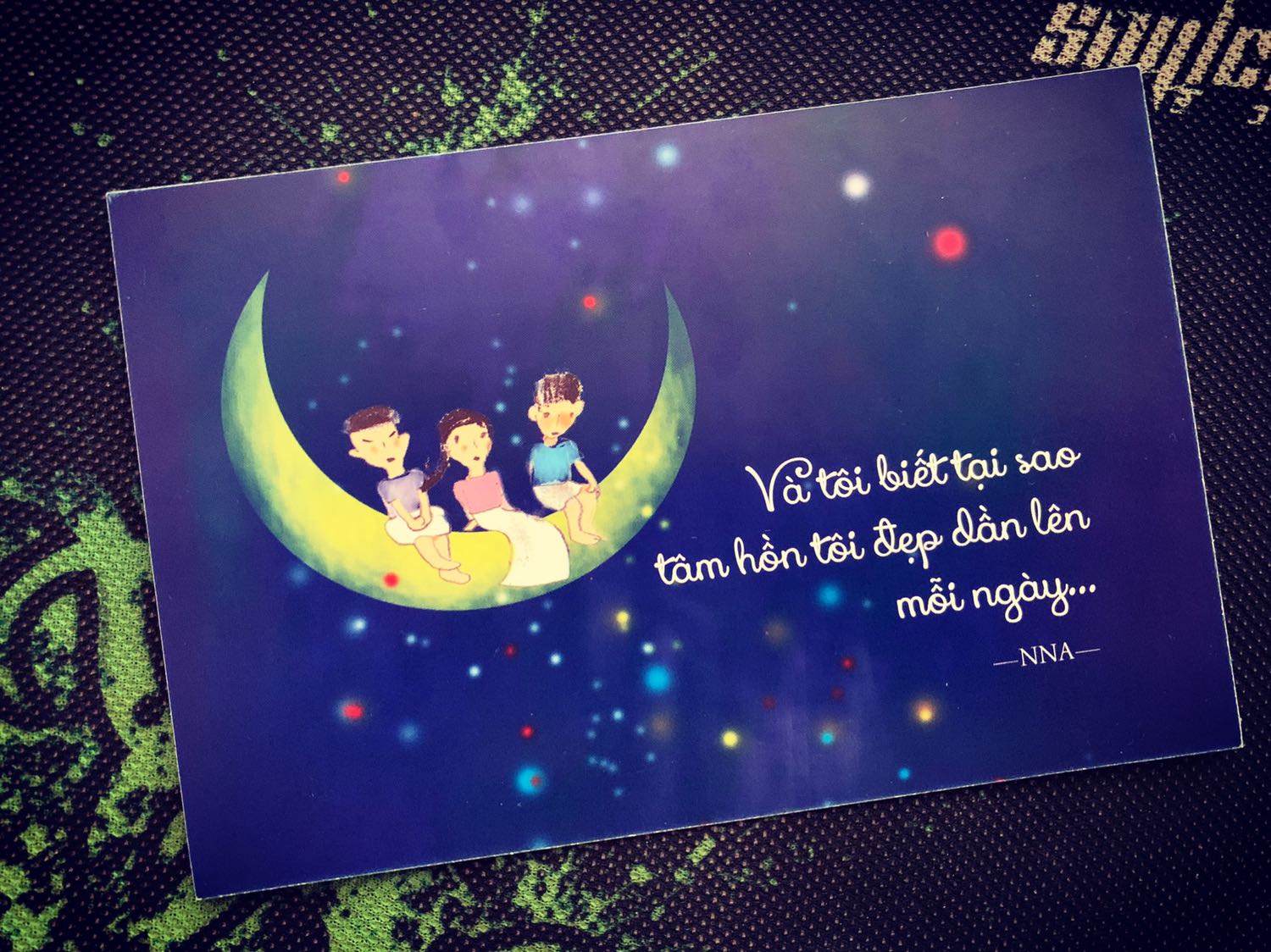 Sách của bác Ánh thì hay miễn bàn rồi ạ , nhẹ nhàng , tinh tế mà đầy ý nghĩa sâu sắc và nhân văn . Cho mình xin trính một đoạn mà bản thân yêu thích trong cuốn sách : 
" Bao giờ cũng nhìn thấy may mắn trong một hoàn cảnh không may mắn , bao giờ cũng tươi vui trong một số phận kém tươi vui bao giờ cũng đối xử tốt với cuộc đời mặc dù không phải lúc nào cuộc đời cũng đối xử tốt với mình - những phẩm chất đó có lẽ chỉ có ở thằng Tèo , đứa bé xem việc làm bạn với bầu trời cao xanh và khoáng đạt là niềm vui lớn lao . Lớn lao hơn nhiều so với những mất mát của bản thân mình . Thiên thần nhỏ đã ở lại với thị trấn Mặt Trăng và không ngừng làm tôi ngạc nhiên . Và tôi biết tại sao tâm hồn tôi dần đẹp lên mỗi ngày "