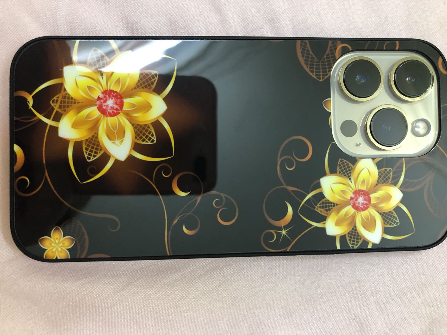 Ốp lưng ôm sát thân điện thoại, chắc chắn. Giá cả hợp lý. Giao hàng nhanh hơn lịch hẹn.