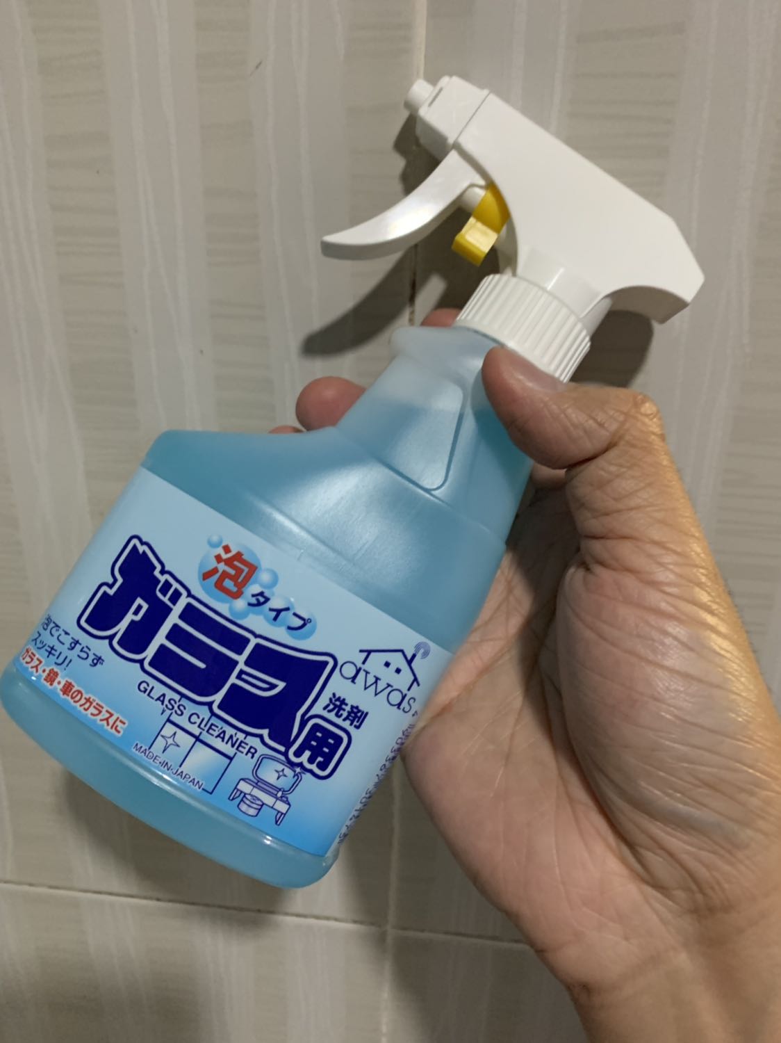 Khá nhiều bọt nên dùng tới đâu lau luôn tới đó, dạng dung dịch không bám bề mặt kính như Gift hay các loại rửa kính khác! 
Nên xịt ít tránh chảy thành vệt trên bề mặt kính! Khá nhiều bọt nên dùng tới đâu lau luôn tới đó, dạng dung dịch không bám bề mặt kính như Gift hay các loại rửa kính khác! 
Nên xịt ít tránh chảy thành vệt trên bề mặt kính!