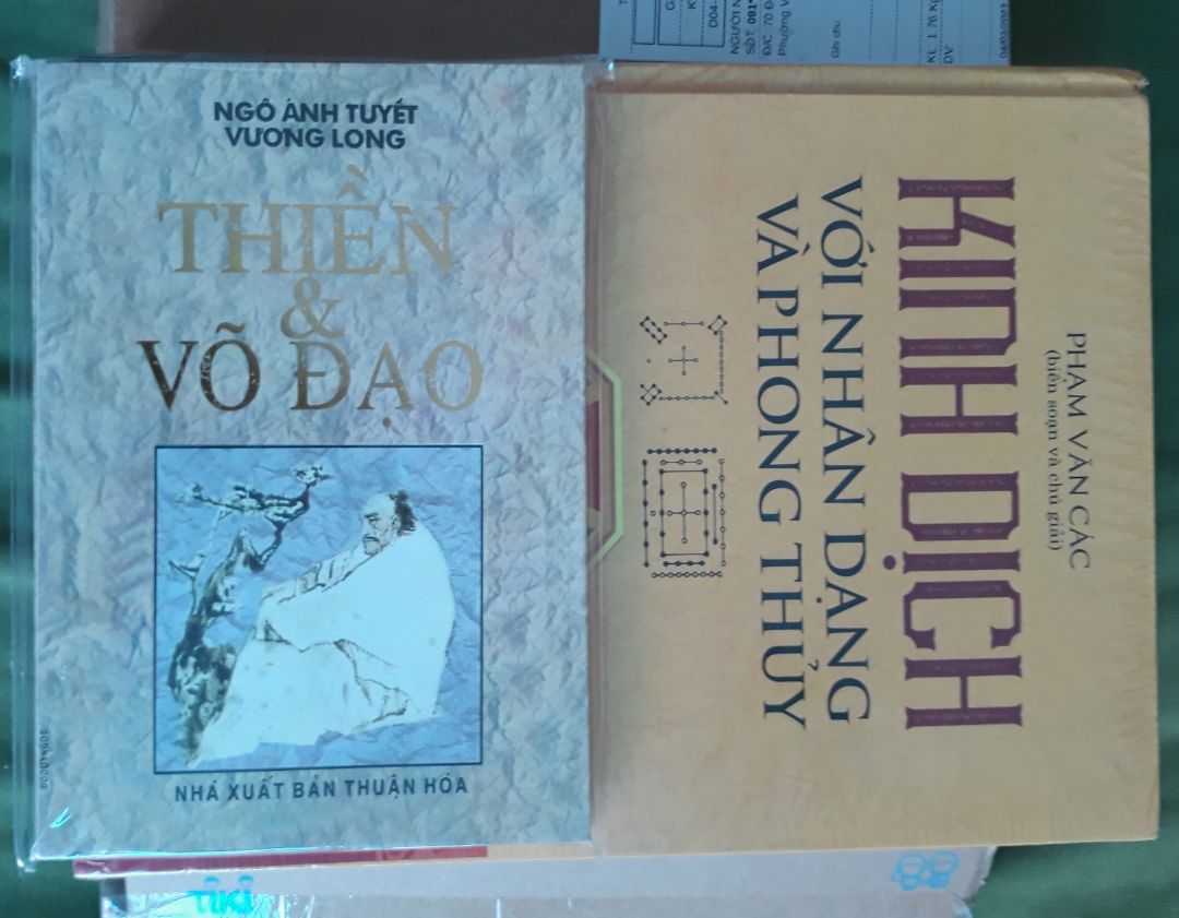 Tôi mới đọc gần 100 trang sách, đúng ra phải đọc hết mới có nhận xét xác đáng được, nhưng quyển sách khá dày e rằng khi đọc hết thì những cảm nhận ban đầu cũng sẽ trôi qua nên có mấy lời sau đây:
- Cảm nhận đầu tiên khi nhận sách từ shipper là sách rất dày, khổ giấy to, kích cỡ của quyển sách gần bằng giấy A4, bìa cứng được bao bọc cẩn thận nhưng khâu vận chuyển cũng làm móp một vài chỗ. Giấy in bình thường, không có gì đặc biệt.
- Tác giả là người nghiên cứu chuyên sâu về Dịch học, có những cái ngộ về Dịch và có một số quan điểm riêng của mình về Dịch.
- Về NXB: Mình đánh giá thấp nhất trong quyển sách này. 
+ Lỗi đánh máy sai nhiều quá, mới đọc gần 100 trang mà bao nhiêu lỗi có thể chỉ ra: Dần Mão Thìn mùa Xuân thì viết ra thành Dần Mão Tuất (trang 74). Tên quẻ dịch nhiều chỗ viết thiếu, sai (VD dòng 15 trên xuống, trang 82). Tượng quẻ cũng nhiều chỗ sai (VD: trang 28), sơ đò trang 7 sai ở hàng Tứ tượng, phần Nghi âm… Điều này cho thấy tác giả không đọc lại bản demo trước khi cho in. Nếu tác giả đọc lại sách này sau khi in thì chắc phải có vài trang đính chính.
+ Theo thông lệ, nếu ấn bản sau có sửa đổi so với ấn bản trước thì thường phải có 1 vài giới thiệu những cái mới, cái khác đó là gì (các sách nước ngoài bao giờ họ cũng có làm điều này và Lời nói đầu của ấn bản đầu tiên thường được in lại cho các ấn bản sau).
- Về nội dung: Tôi có cảm tưởng 1 số phần không phải do chính tác giả viết ra mà một người nào đó ghi chép lại lời nói (giảng) của tác giả rồi lồng vào nên nhiều chỗ văn phong không đồng nhất (và có thể dẫn đến 1 số lỗi nêu trên, nếu không phải lỗi của người đánh máy). Vì vậy một số nội dung khá chi li nhưng một số nội dung như nói với người đã biết hết rồi, không nhất quán trong trình bày hướng đến đối tượng độc giả nào. Tóm lại, bác nào chưa có căn bản về dịch thì không nên đọc cuốn này, bác nào có cơ bản thì có thể đọc để tham khảo một số kinh nghiệm của tác giả.
Cuối cùng, rất mong Tiki có thể liên hệ với NXB để đính chính những lỗi trong sách, tránh gây hiểu lầm cho những độc giả mới tìm hiểu về Dịch khi đọc cuốn này.