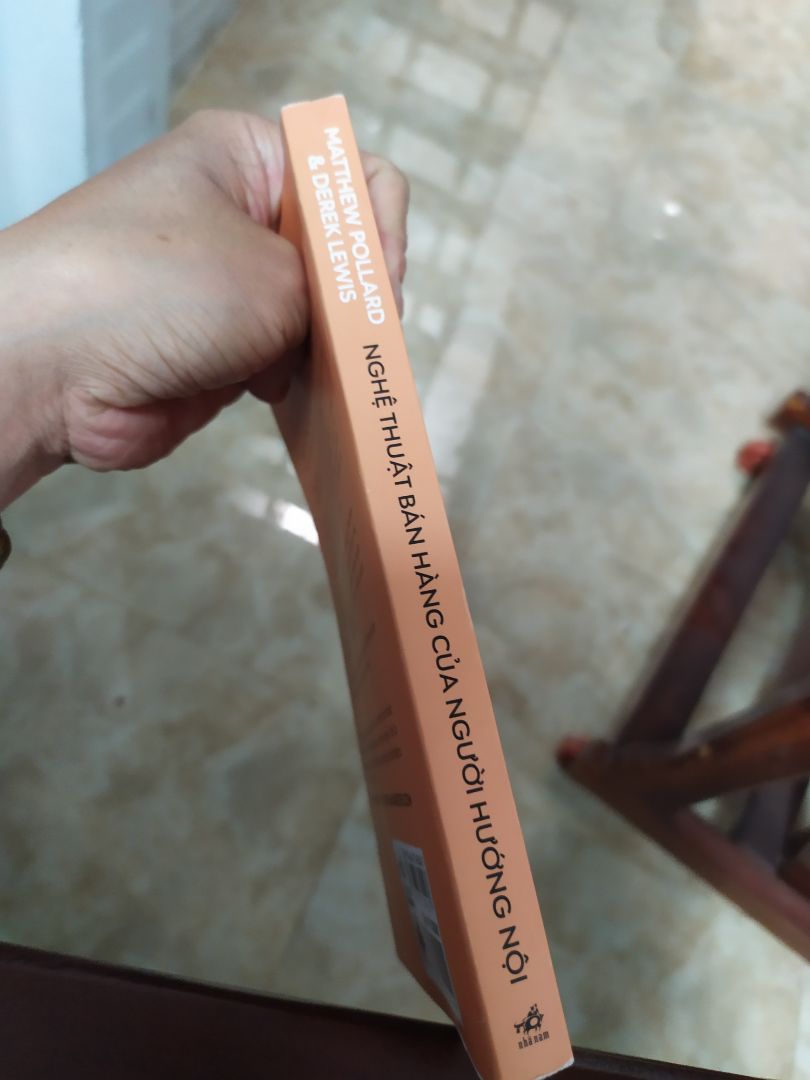 nội dung sách rất hay, 4 sao. 

tuy nhiên chất lượng sách lại không tốt. ngoài ra, khi báo tiki thu hồi sản phẩm đổi trả, nhân viên tiki đến mà không thông báo trước dẫn đến 2 bên không sắp xếp được thời gian nhận lại hàng. nhân viên đã đề cập với khách tự lên 2bis NTMK để chủ động giờ giấc, thấy là ý hay nên mình đã đem đến thì được biết Tiki có bộ phận thu nhận riêng. thế nên mình đã tốn thời gian, thất vọng về nhân viên thu hồi sp.