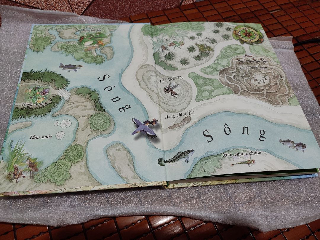 Mùa dịch nên giao hàng chậm. Sách đóng gói cẩn thận. 
Mình thích bản in này vì tranh minh hoạ đẹp (bản do nữ hoạ sĩ Đậu đũa vẽ cũng đẹp nhưng mình thích các nhân vật do anh Tạ Huy Long vẽ hơn). mình cũng thích kiểu giấy ráp ráp như giấy vẽ. Cái mình ko thích là dùng chữ Xiến Tóc thay vì là Xén Tóc. Lần đầu tiên thấy chữ Xiến Tóc, ko rõ là do biên tập hay bản gốc là Xiến Tóc, nhưng hồi xưa mình có cuốn Dế Mèn phiêu lưu ký bản mini do bác Ngô Mạnh Lân vẽ minh hoạ thì cũng dùng chữ Xén Tóc.