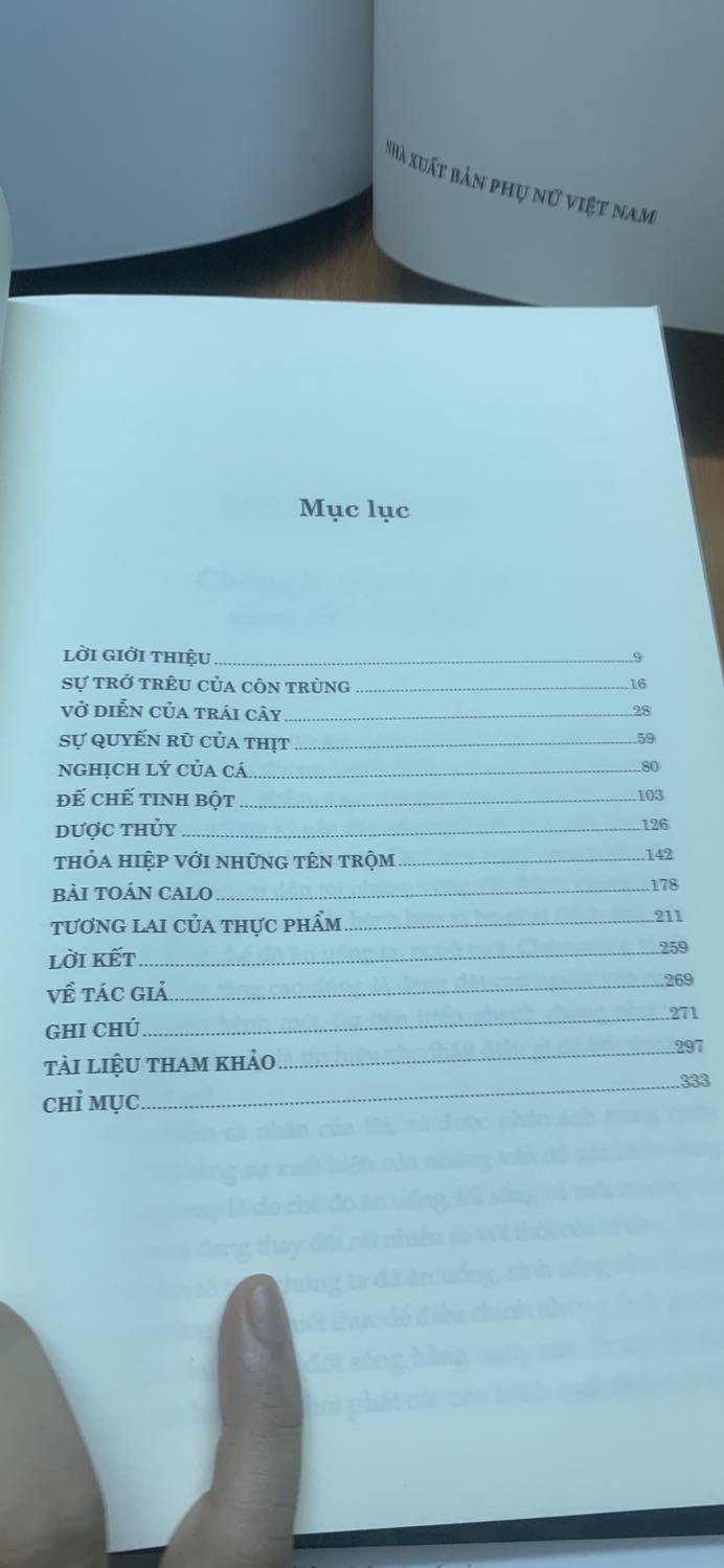 Sách do tác giả người Việt Nam sống ở Canada viết, vì vậy kiến thức bên trong cũng phù hợp một phần với văn hoá ẩm thực Việt Nam và dễ áp dụng hơn, bìa sách thiết kế đẹo và sinh động, tiki gửi nhanh, sách ko có bọc bóng kiến, nhưng sách vẫn đẹp, ko bị ảnh hưởng gì