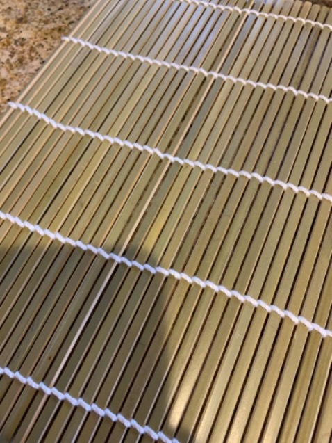 Mành tre nhìn chắc chắn hơn loại khác, có mùi tre thơm tuy nhiên mình không chắc là dây kết nối các cọng tre làm bằng chất liệu gì vầ có an toàn cho food không?!!