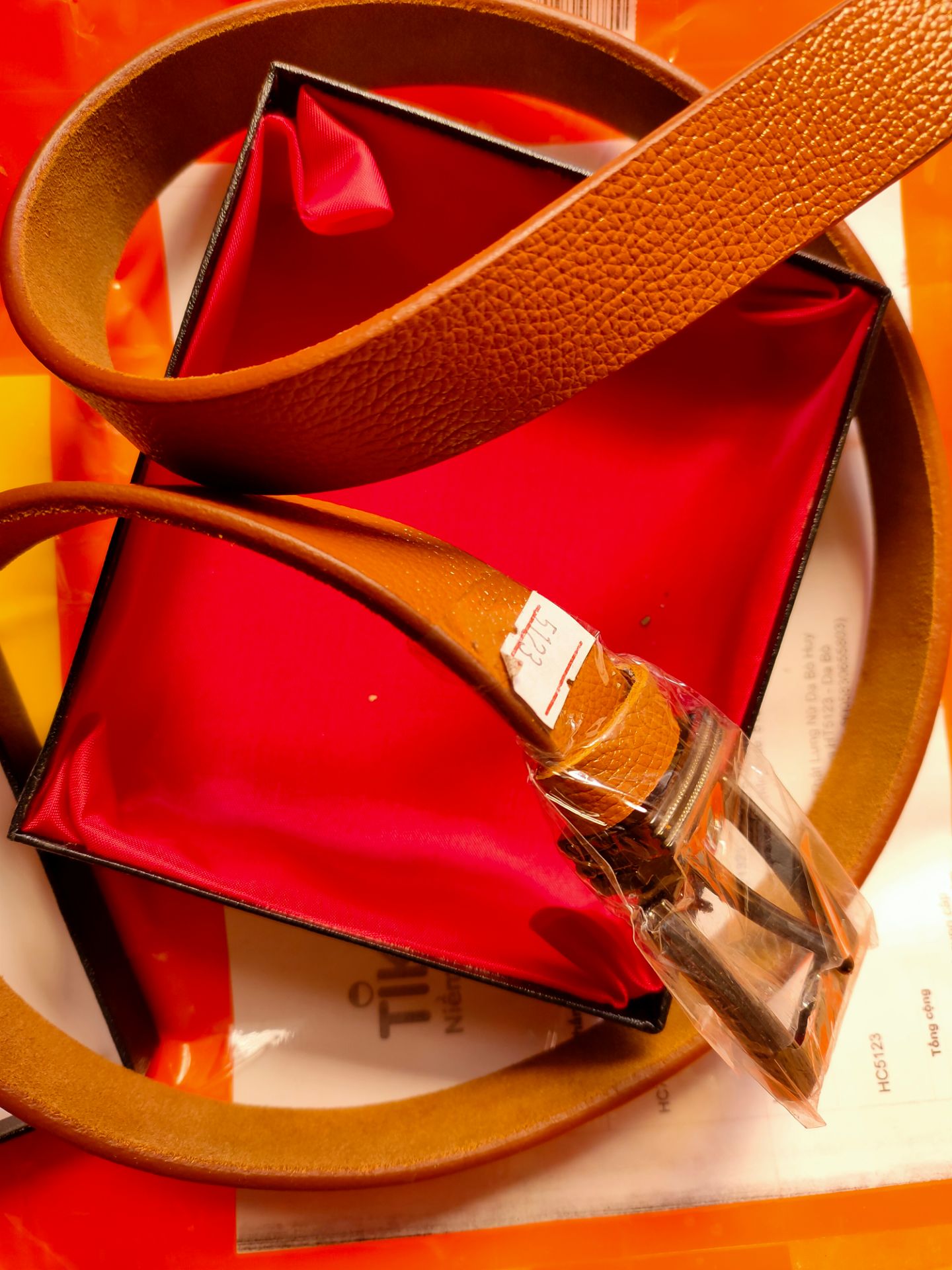 Thắt lưng da thật mềm mại, đầy đủ hộp và thẻ bảo hành.... Verygood