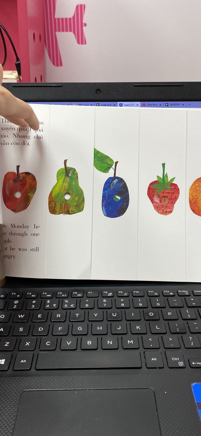 Sách được giao nhanh. Cá nhân mình thấy khổ hơi lớn nên hơi khó cầm một chút. Còn lại thì nội dung đáng yêu và tranh minh hoạ cũng rất xinh