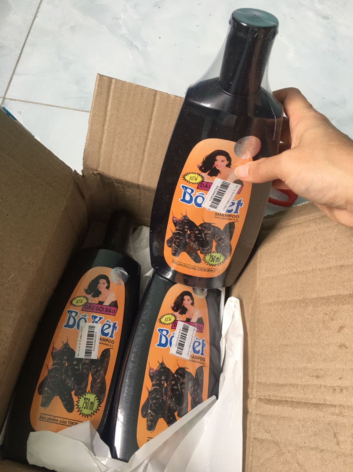 Với mình lần đầu mua và lần đầu tiên sử dụng. Ủng hộ hàng vn nhưng thật sự mà nói gội xong cảm giác hơi ngứa da đầu. Chắc là mỗi người có kích ứng với sản phẩm khác nhau:(