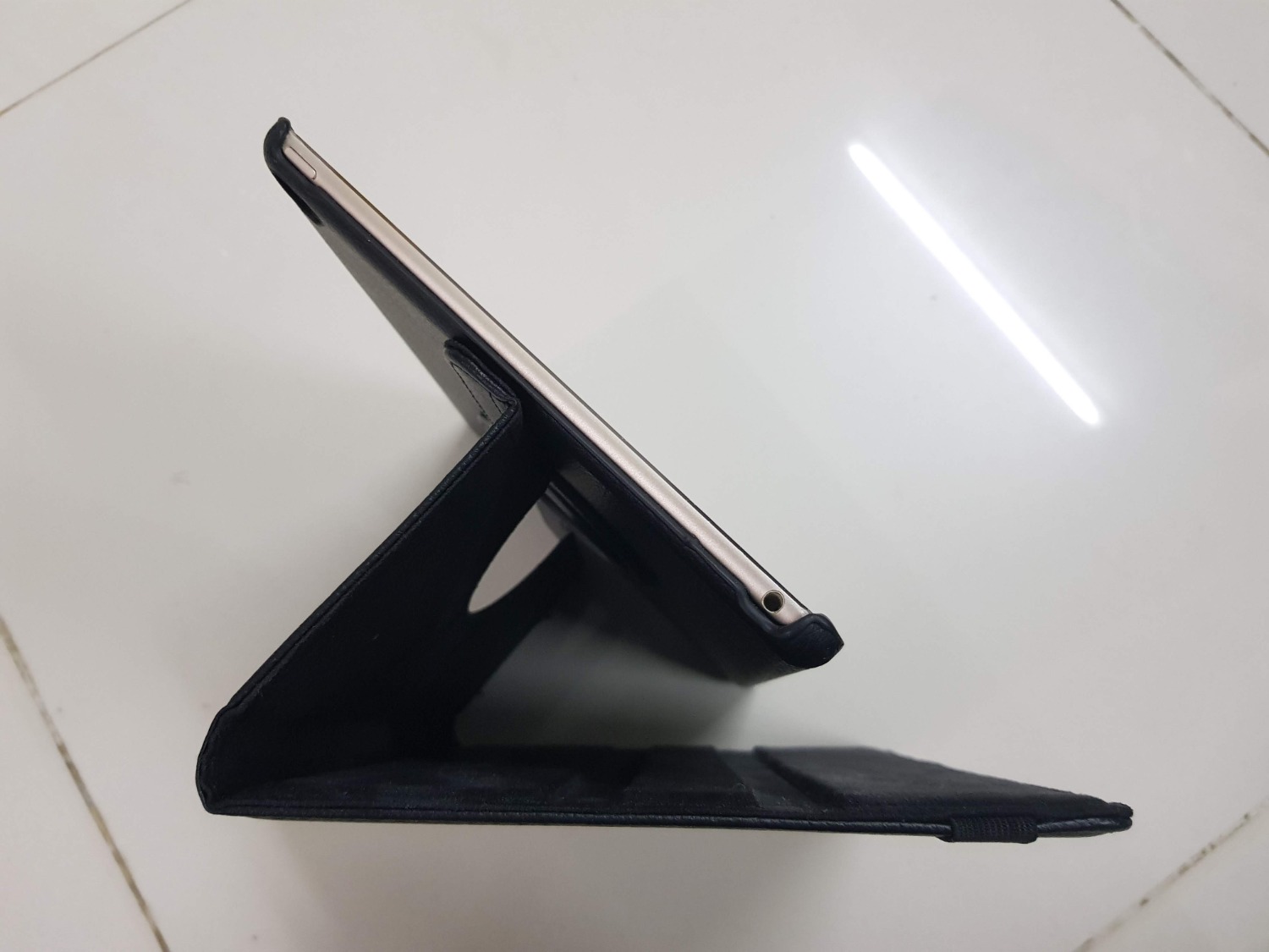 Bao da chắc chắn, vừa khít với IPAD AIR 2, dựng nghiêng được cả 2 phương ngang và đứng. Tuy nhiên dựng nghiêng dễ bị trượt.