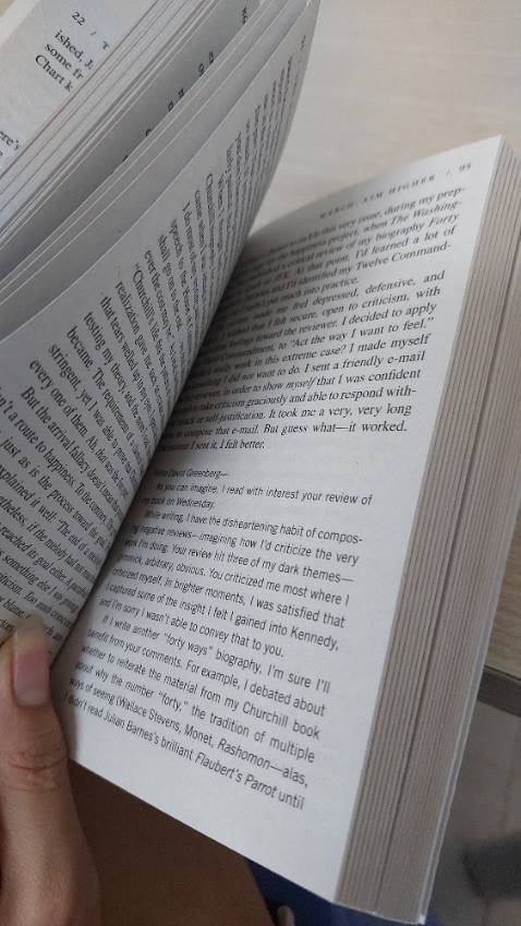 Giấy sách rất chán. Nhìn sao k ưng tí nào mà giá cũng cao chứ k rẻ mực in tốt nhưng bìa sách cũng mỏng k cứng