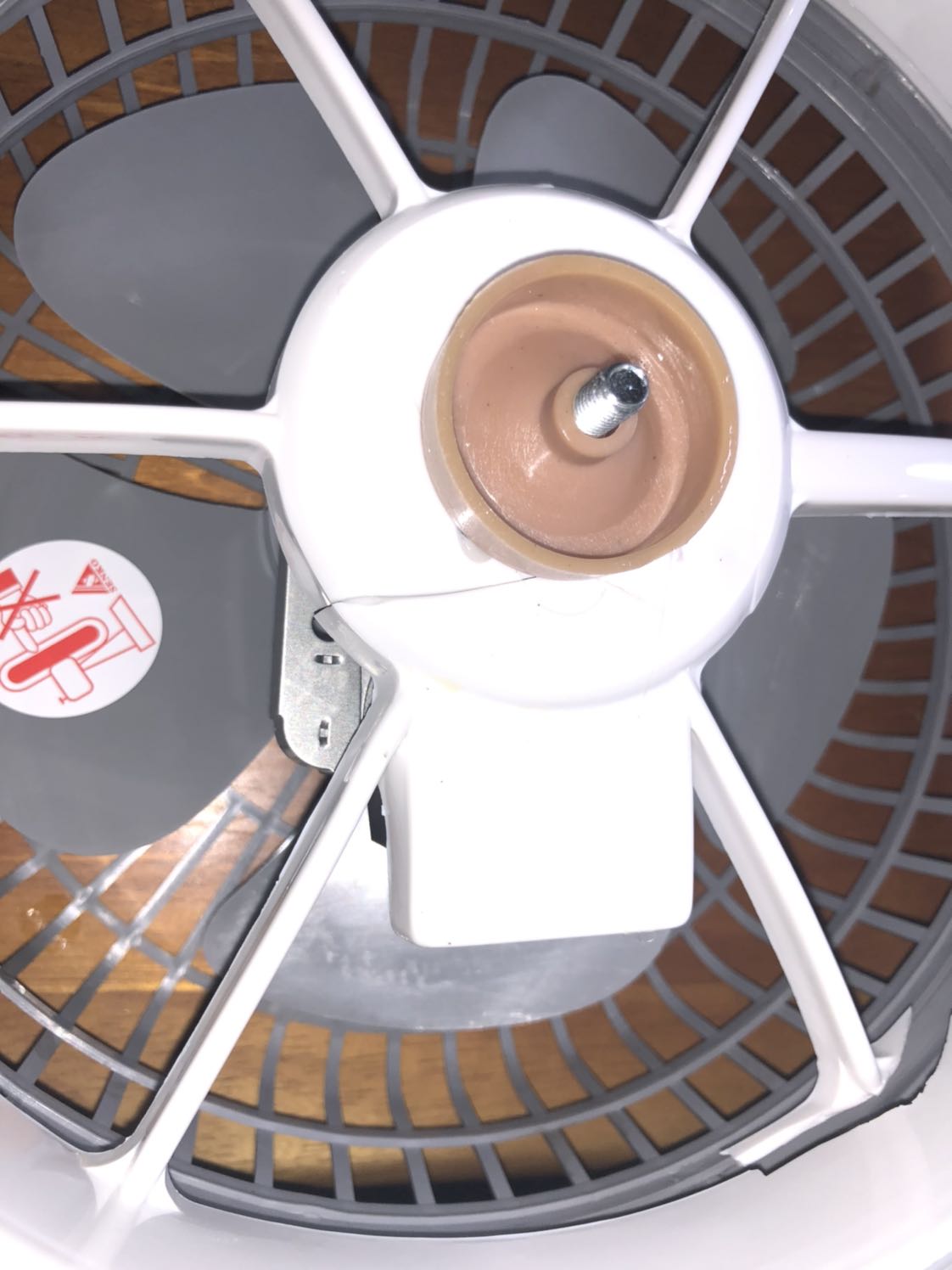 Khi mua hàng về quạt giao hàng mở ra bị vỡ, khi chạy thì kêu tè tè, phát tiếng ồn. Tôi quá thất vọng!!