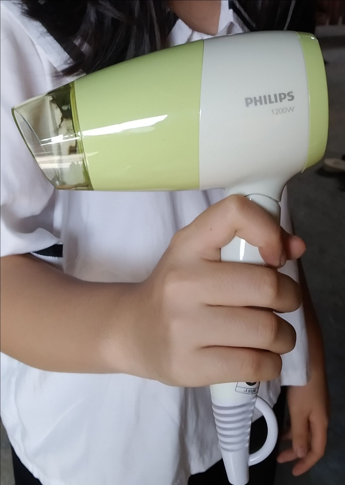 Đây là lần đầu tiên mình mua hàng điện tử trên Tiki và thực sự Tiki không làm mình thất vọng.
 Mình đặt hàng ngày 10/7 mà đến 13h 11/7 là anh shipper réo mình xuống lấy hàng ( mình ở Tây Ninh ). Nhanh đến mức không ngờ.
  Anh shipper thân thiện, nhiệt tình còn dặn mình nhớ quay lại quá trình khui hàng để nếu máy có vấn đề thì sẽ dễ đổi trả. 
  Về chất lượng máy thì quá ư là OK. Đóng gói chắc chắn, giấy bảo hành đầy đủ. Đợt mình mua có khuyến mãi máy sấy tóc  thì cảm nhận là máy gọn, nhẹ, gấp lại đc, tiếng chạy khá êm không chói tai, lưu ý phần điều chỉnh hướng có thể tháo ra đc làm bằng nhựa giòn nên dễ vỡ,nứt nhé các bạn. Mình mua có khuyến mãi chỉ  1199k thôi mà chất lượng cực kì ổn, ngư bên ngoài điện máy nha. Cho 5 sao từ vận chuyển đến chất lượng sản phẩm.