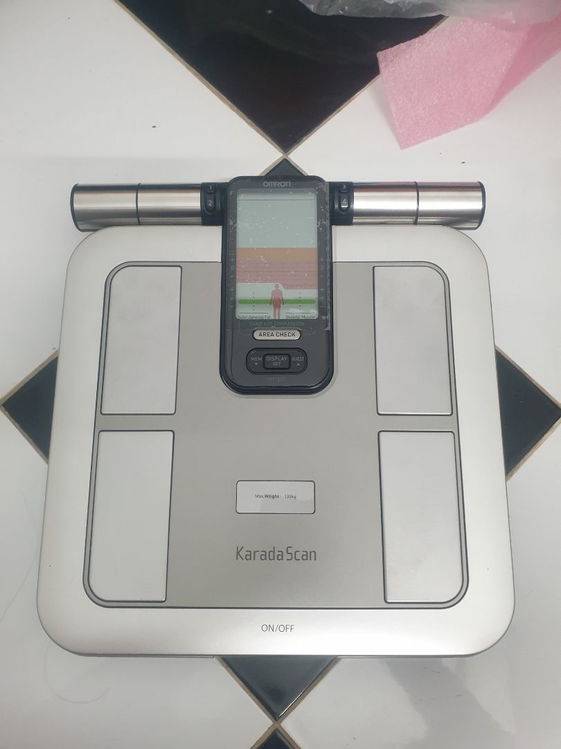 Từ SG ra HN mà Tiki giao nhanh thần tốc, hàng giá trị nên ký nhận cẩn thận. Máy đóng gói cẩn thận. Máy tốt, sách hướng dẫn tiếng Anh, chỉnh dễ. Nên mua.