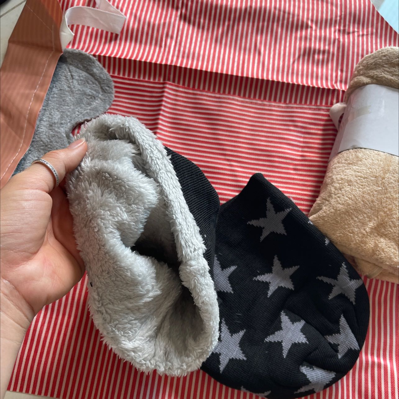 Cạn lời. Đặt mũ & giữ ấm cổ 2 cái. Nhận hàng đc 1 cái còn lại là tạp dề, khăn. Choàng cổ & nón thì mỏng như lá lúa. Còn mấy cái kia hàng thấy gớm. Nói chung ko nên mua. Hàng ko dùng đc.