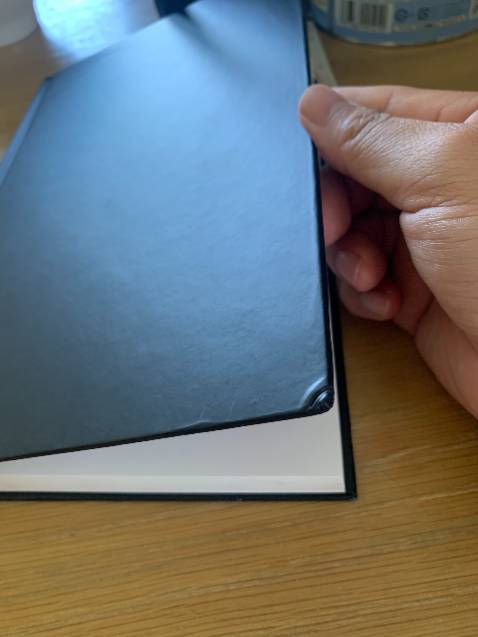 Đề nghị bộ phận vận chuyển lưu ý vấn đề khi giao hàng sản phẩm đến tay khách hàng phải bảo toàn được sản phẩm được nguyên vẹn, không bị móp mó. Quyển sách khi giao đến tay tôi bị móp đầu góc của quyển sách, điều này làm tôi thất vọng và giảm sự hứng thú khi trải nghiệm.