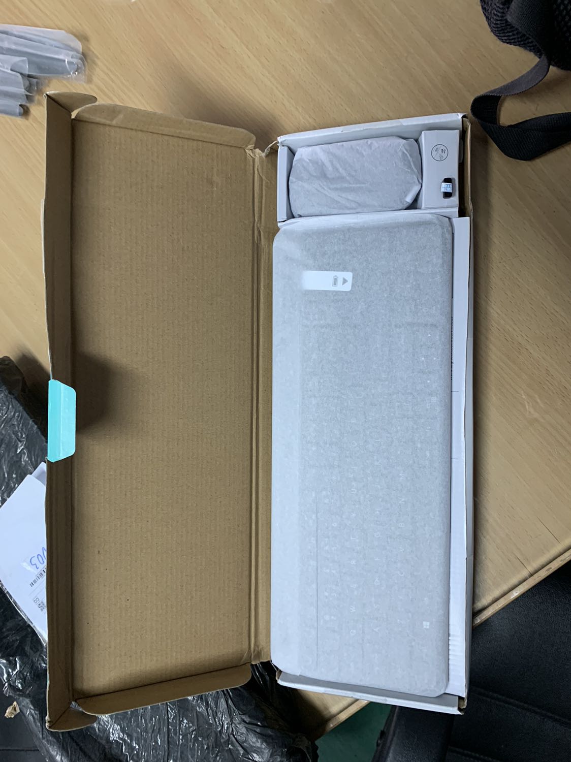 Sản phẩm đẹp nhưng đóng hàng ẩu quá, nhất là với 1 sản phẩm điện tử có giá khá cao. Mặc dù vẫn sử dụng bình thường nhưng ít nhiều nó cũng ảnh hưởng đến tuổi thọ