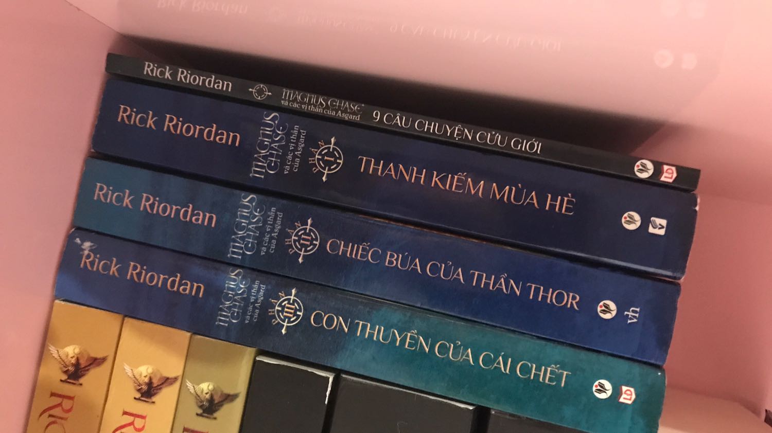 Tiki giao hàng nhanh. Quyển này hơi bị mỏng quá so với các quyển còn lại, nhưng sách đẹp ;)