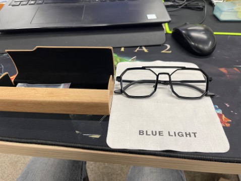 Gọng kính dày dặn, chất lượng, phụ kiện đầy đủ.