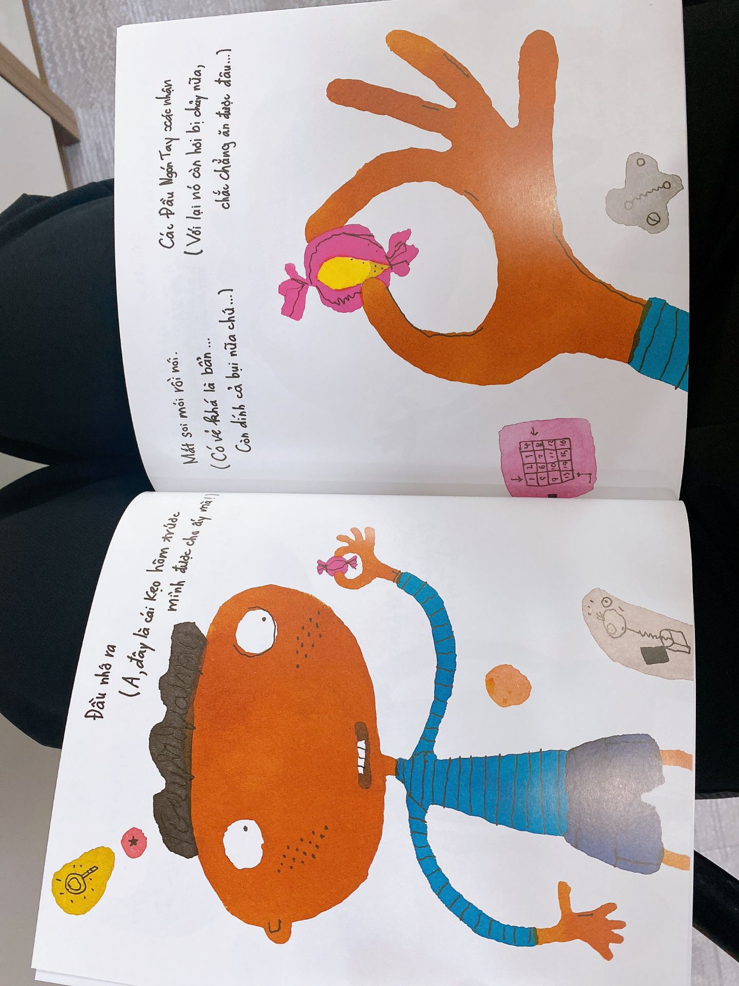 nhà Mối ko thiếu cuốn sáng tạo nào của Mogu. có mấy cuốn này con ngồi tự kể cả tiếng mà không cần bố mẹ chơi cùng, rất yêu những lúc con được trong thế giới sáng tạo của mình như vậy